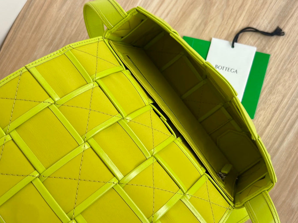 SMALL CASSETTE 23 IN VOLT GREEN CALFSKIN