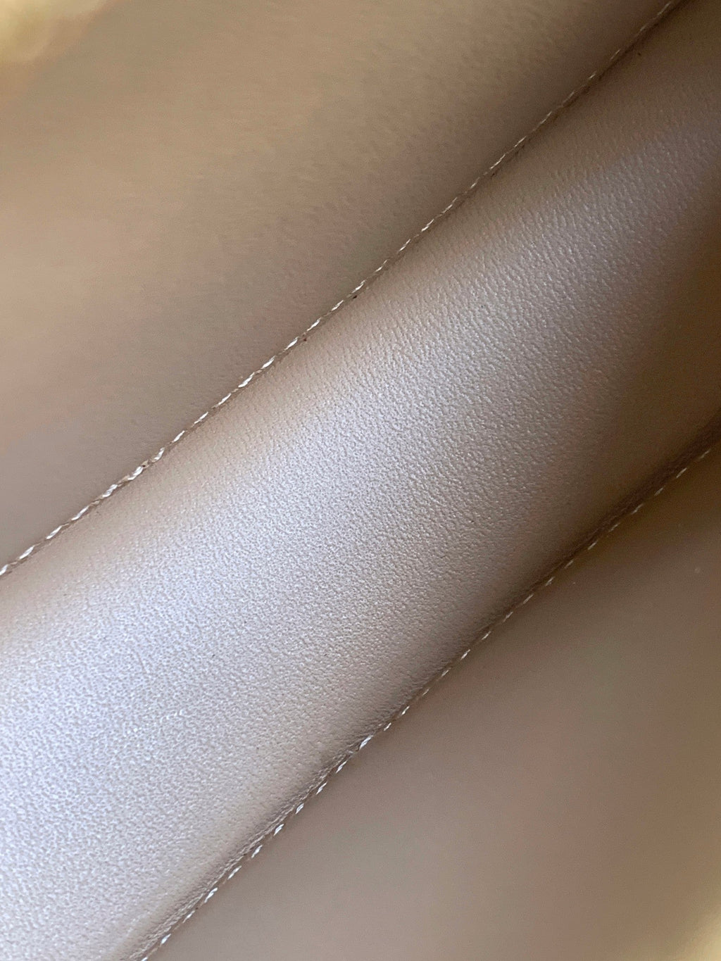 SMOOTH CALFSKIN 16 OVAL BEIGE CREAM BAG