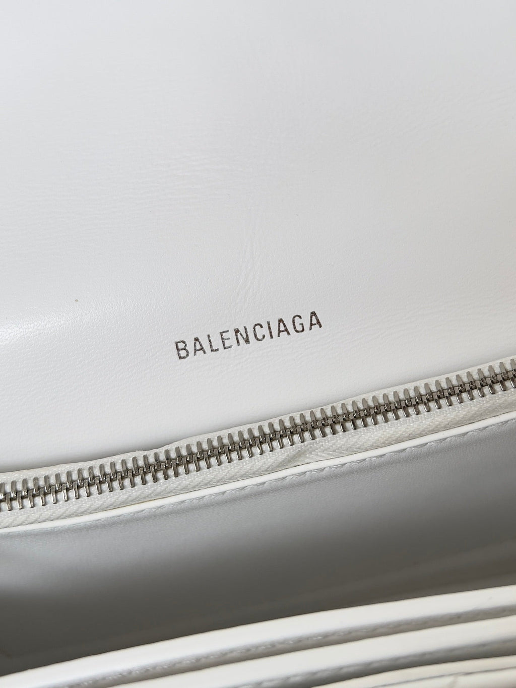 CRUSH CHAINED BAG 25 IN WHITE QUILTED CRUSHED CALFSKIN SILVER HARDWARE