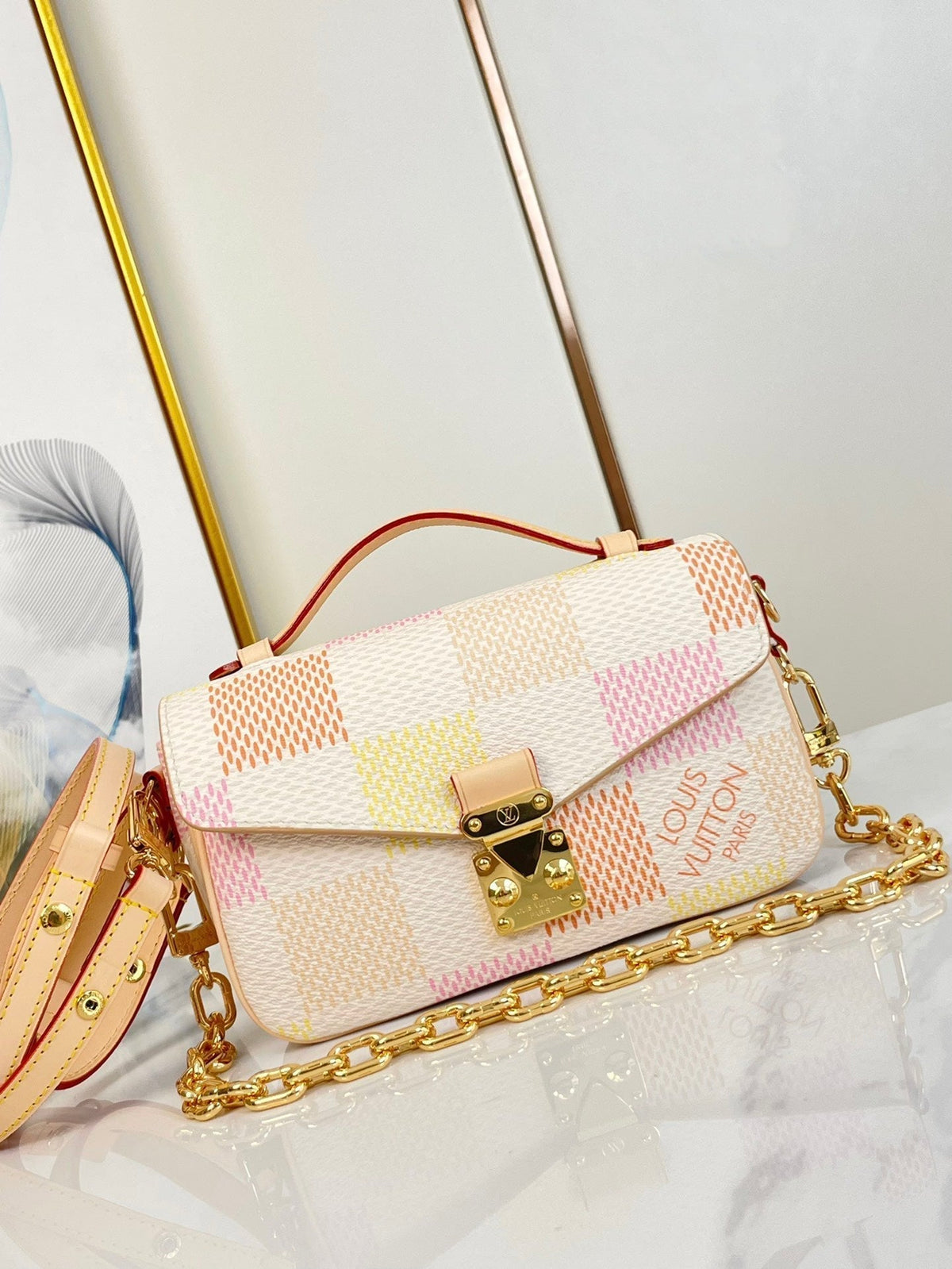 POCHETTE MÉTIS EAST WEST 21 IN PEACH DAMIER GIANT CANVAS GOLD HARDWARE