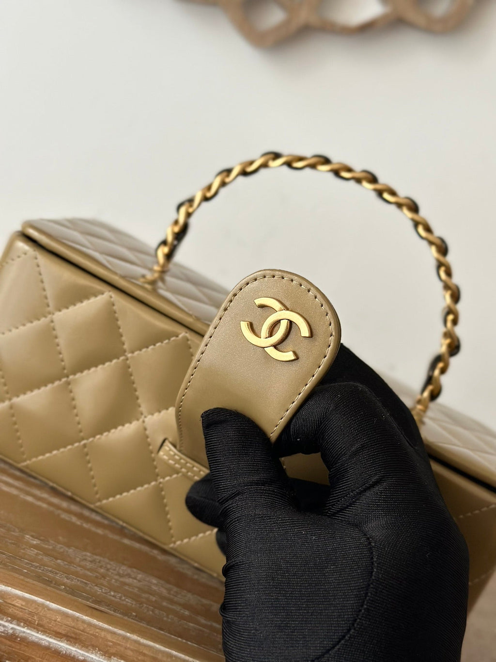 VINTAGE COSMETIC BAG 22 IN CAPE PALLISER SHINY CALFSKIN GOLD HARDWARE