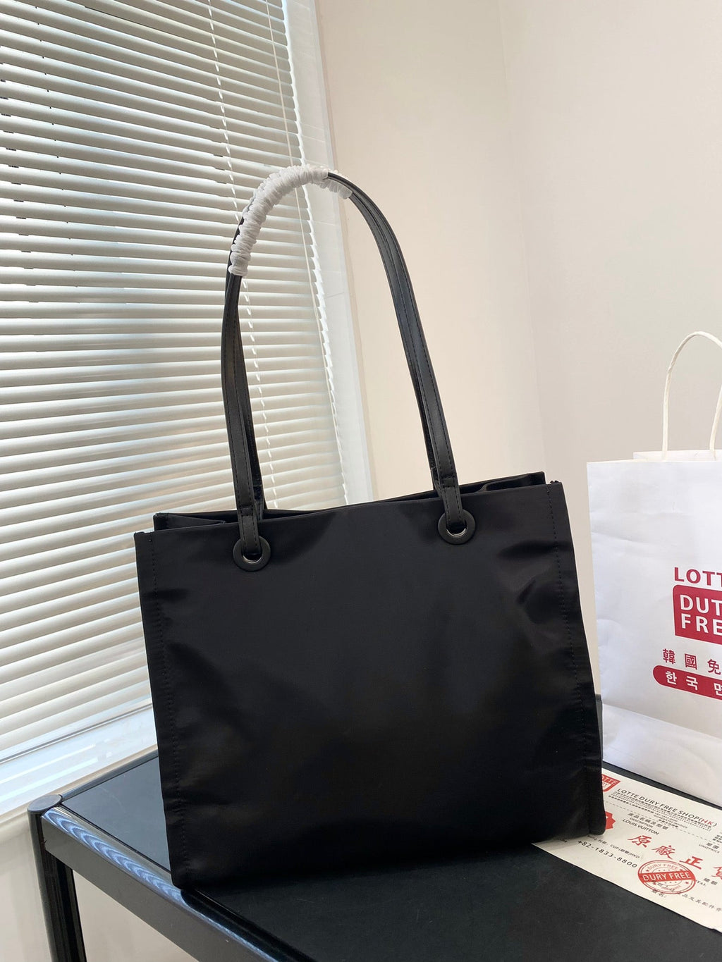 MEDIUM TOTE BAG 36 IN BLACK RE-NYLON FABRIC