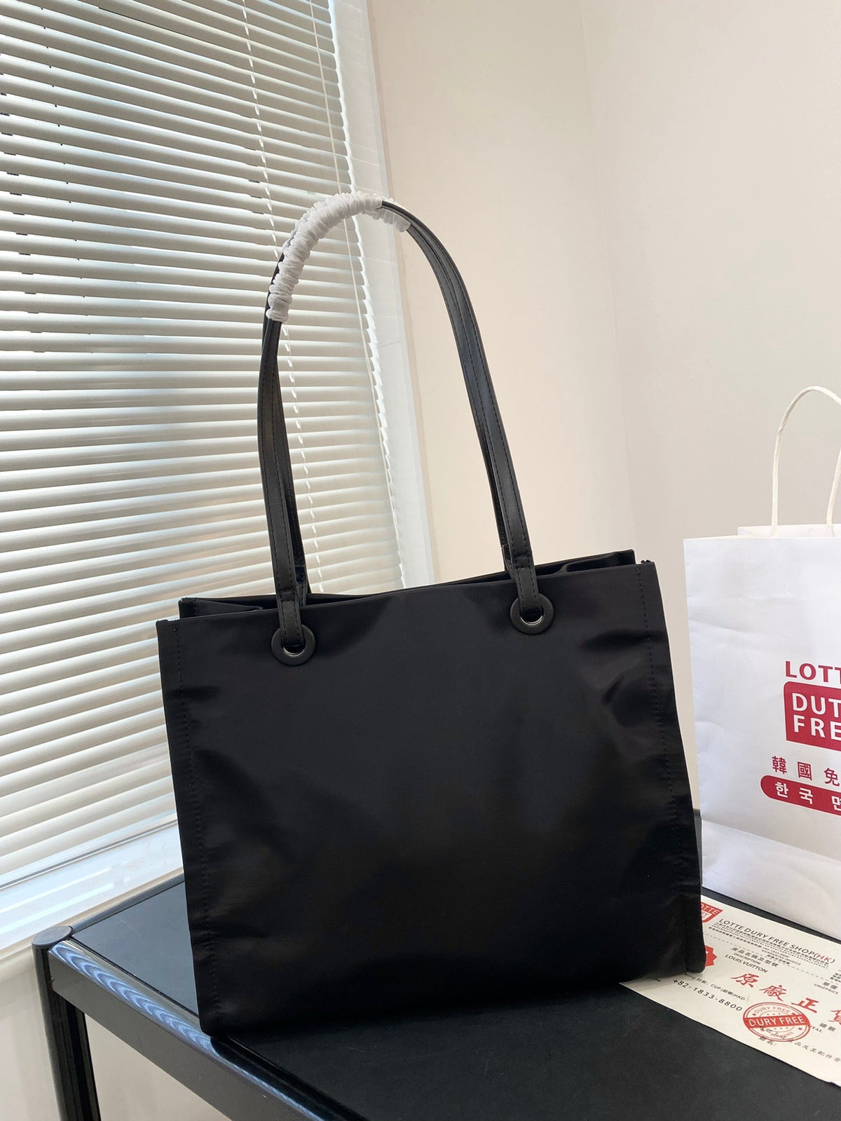 MEDIUM TOTE BAG 36 IN BLACK RE-NYLON FABRIC
