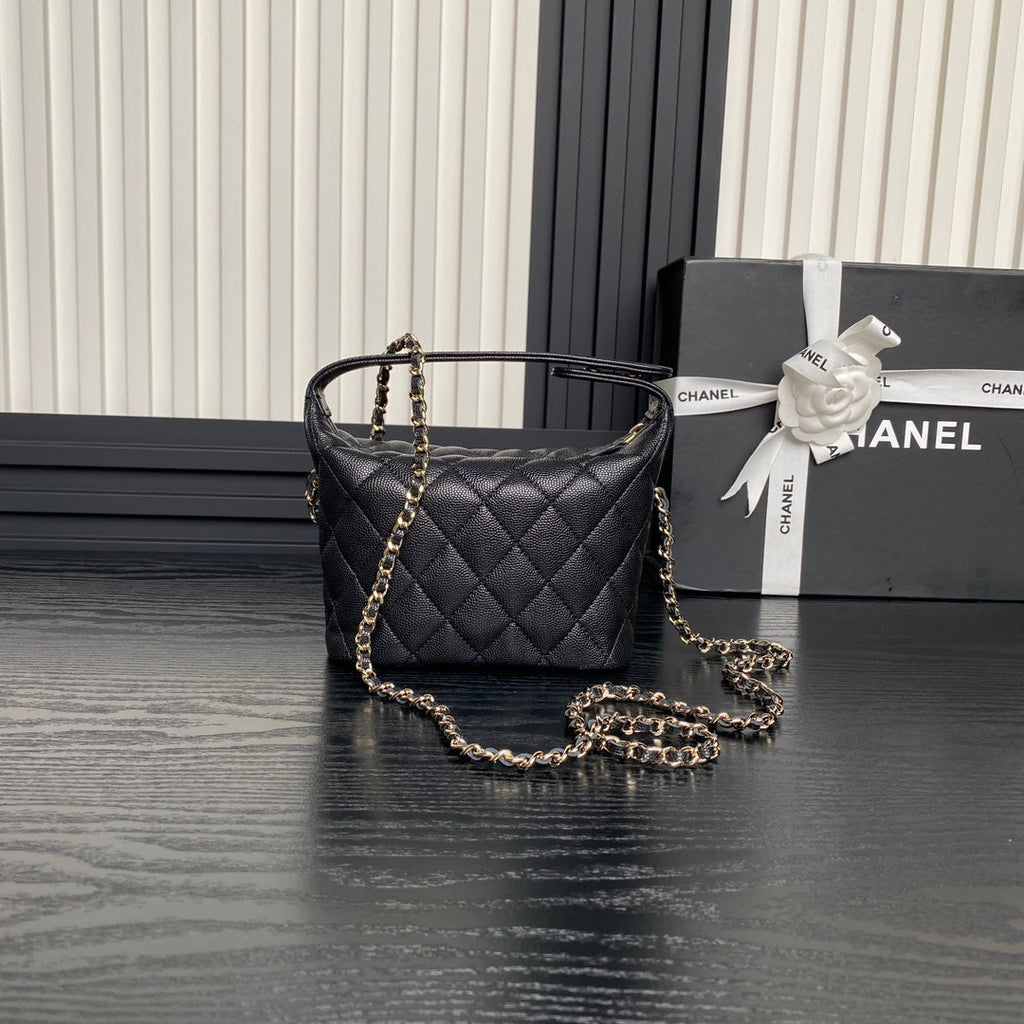 HOBO BAG 21 IN BLACK GRAINED CALFSKIN GOLD HARDWARE