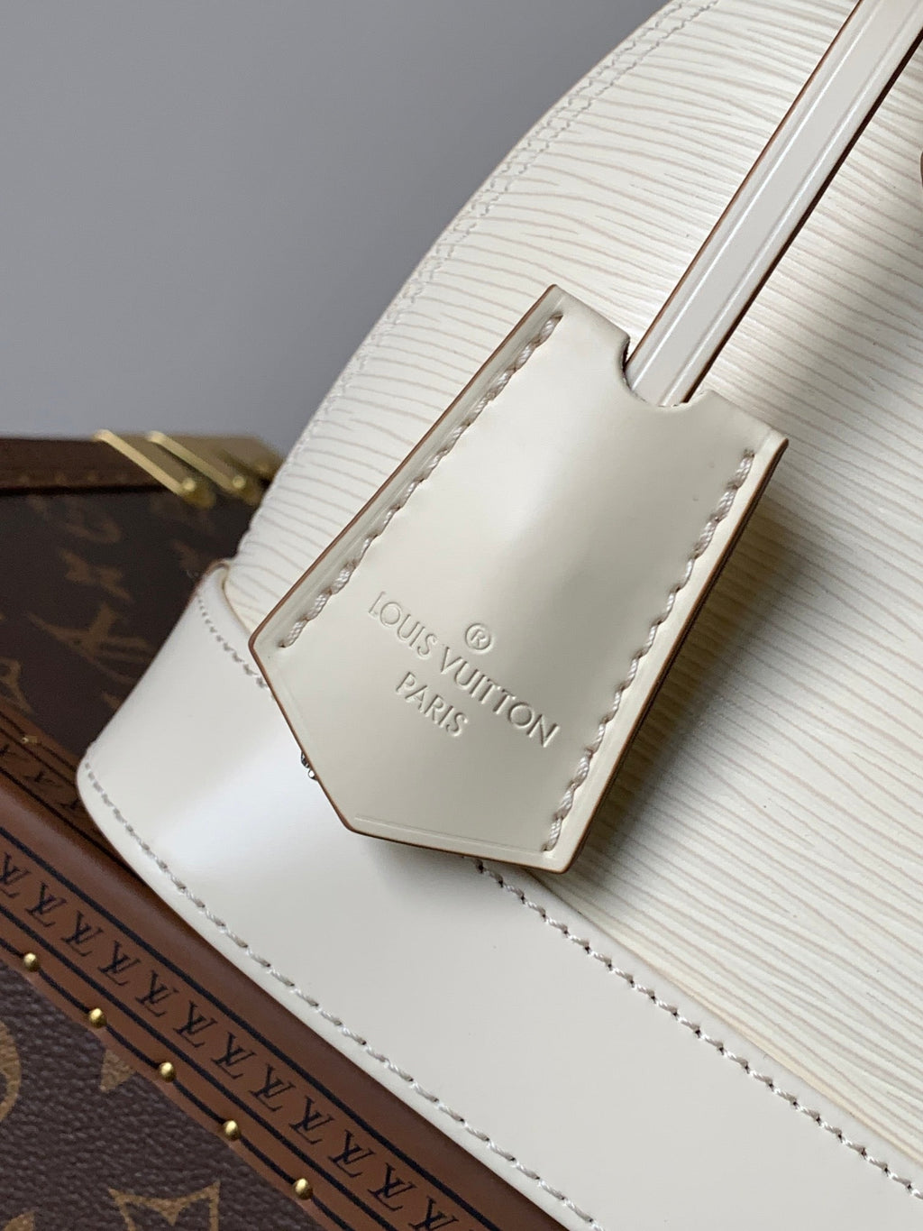 ALMA BB BAG 23 IN BEIGE GRAIN EPI COWHIDE