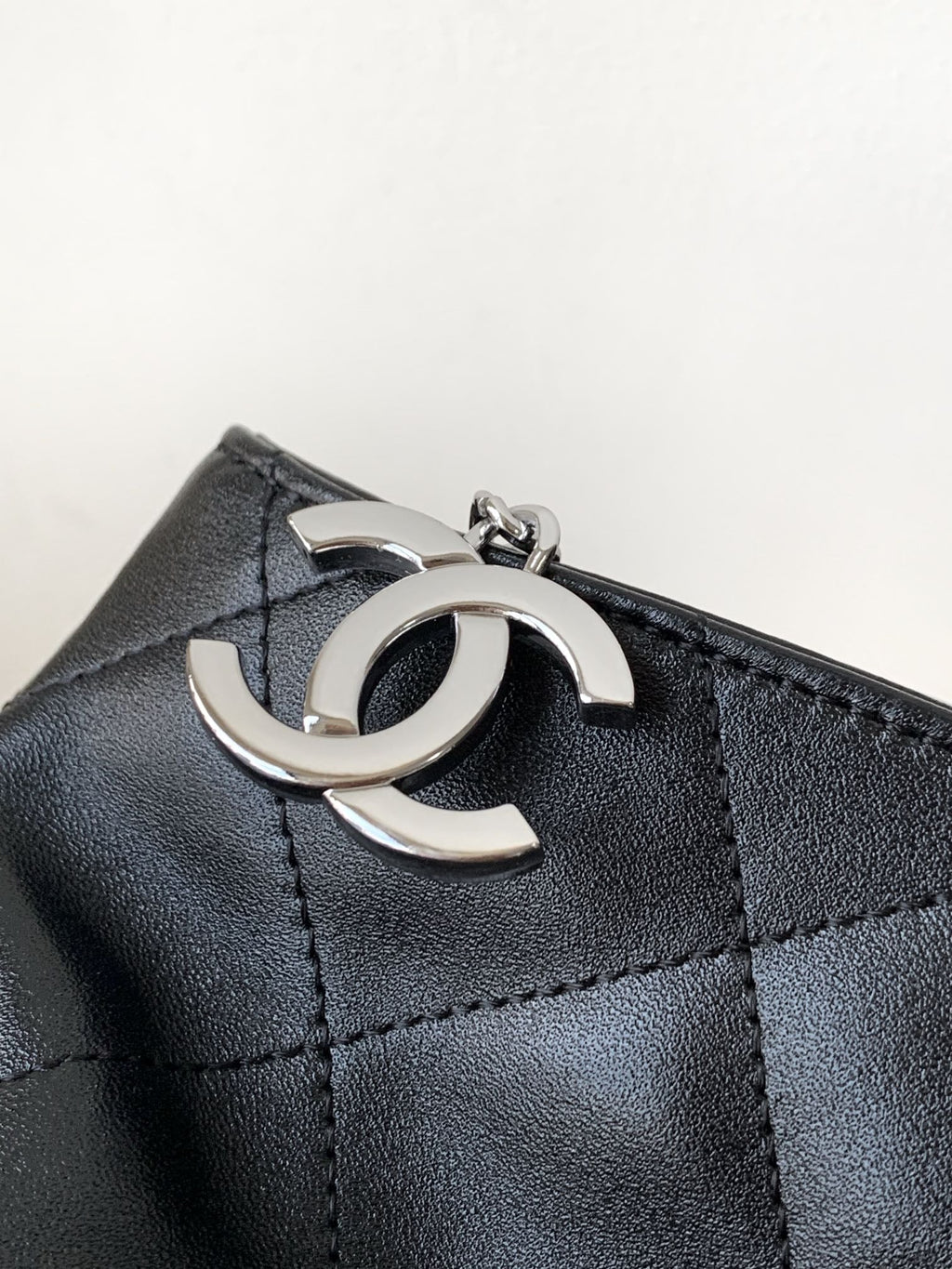 SHOULDER BAG 30 IN BLACK SOFT LAMBSKIN EMBOSSED LOGO SILVER HARDWARE